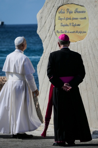 León XIV delante de una placa en honor al fallecido papa Francisco en el muelle de Favorolo durante una visita a la isla italiana de Lampedusa el 4 de julio de 2026