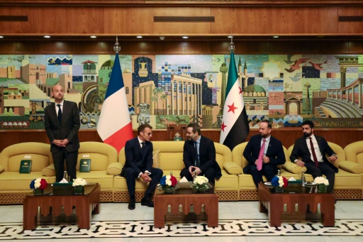 Le président français Emmanuel Macron (2e g) s'entretient avec le ministre syrien des Affaires étrangères Assaad al-Chaibani (c,d), aux côtés du ministre français des Affaires étrangères Jean-Noël Barrot (g), lors d'une rencontre bilatérale à l'aéroport international de Damas, le 6 juillet 2026 en Syrie