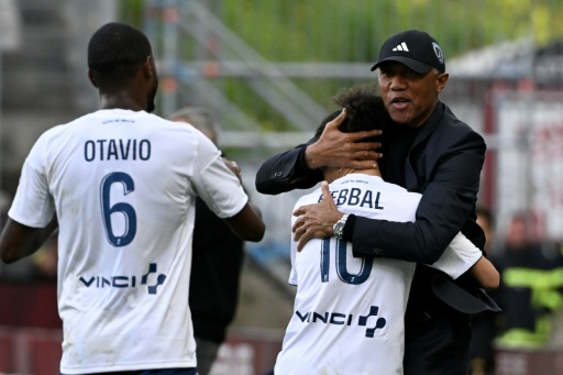 Antoine Kombouare félicite son milieu Ilan Kebbal après un but marqué à Metz, le 19 avril 2026