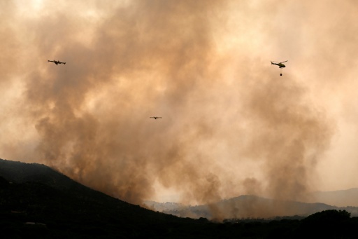 Des avions de lutte contre les incendies larguent de l'eau sur un feu de forêt près du village de Cebreros, dans la province d'Ávila, en Espagne, le 27 juillet 2026 — MIGUEL RIOPA / AFP
