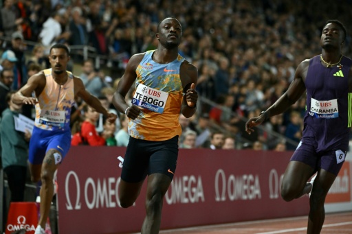 Le Botswanien Letsile Tebogo (C) vainqueur du 200 m lors du meeting de la Ligue de diamant de Lausanne, le 21 août 2026 — Fabrice COFFRINI / AFP