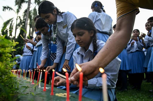 Des personnes en deuil et des élèves allument des bougies pour présenter leurs condoléances après la mort de l'alpiniste Nirmal Purja et de ses compagnons, emportés par une avalanche au Pakistan ; la scène se déroule à l'école Small Heaven de Chitwan, le 2 août 2026. — Prakash MATHEMA / AFP