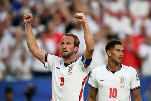 L’attaquant anglais Harry Kane (à gauche) célèbre la victoire contre la Norvège en quart de finale (2-1), obtenue dans la douleur grâce à un doublé du milieu Jude Bellingham (à droite), le 11 juillet 2026 à Miami