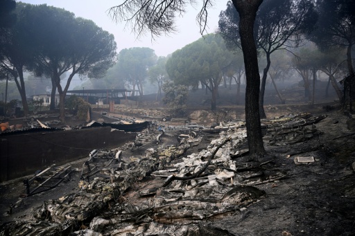 Des bateaux fondus sont visibles au barrage de San Juan après qu'un incendie de forêt a ravagé la région, à 65 kilomètres au sud-ouest de Madrid, le 28 juillet 2026 — Miguel RIOPA / AFP