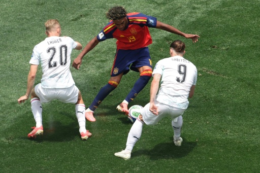 El delantero español Lamine Yamal trata de superar a dos defensas austriacos en partido de dieciseisavos de final del Mundial, en Los Ángeles el 2 de julio de 2026