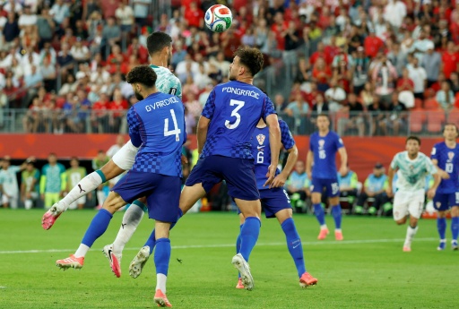 El delantero portugués Gonçalo Ramos salta entre dos defensores croatas y marca el gol de la victoria por 2-1 en partido de cieciseisavos de final del Mundial, en Toronto (Canadá) el 2 de julio de 2026
