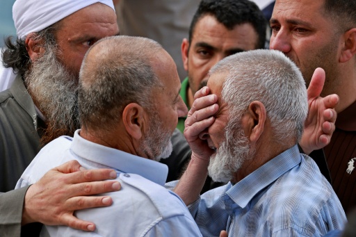 Des proches d'un homme tué lors de violences pleurent devant un hôpital de Naplouse, en Cisjordanie occupée, le 24 juillet 2026 — Jaafar ASHTIYEH / AFP