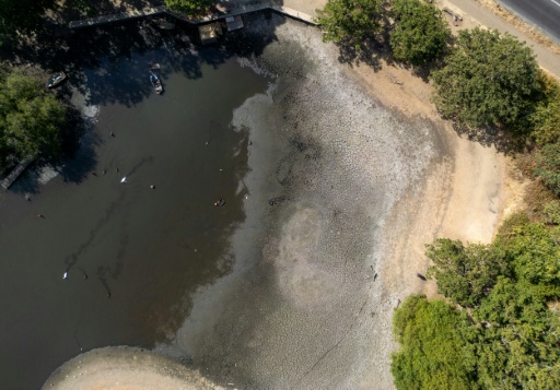 El lecho seco y resquebrajado en el paraje natural Hollow Pond and Leyton, cerca de Wanstead, al este de Londres, en una imagen del 10 de agosto de 2026 — Henry Nicholls / AFP