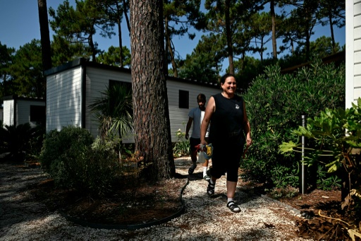 Des employés attendent le retour des vacanciers dans un camping qui avait évacué en raison des incendies, le 1er août 2026 à Lacanau, en Gironde — Philippe Lopez / AFP