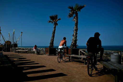 Des personnes regardent la mer à Lacanau, en Gironde, le 1er août 2026 — Philippe Lopez / AFP