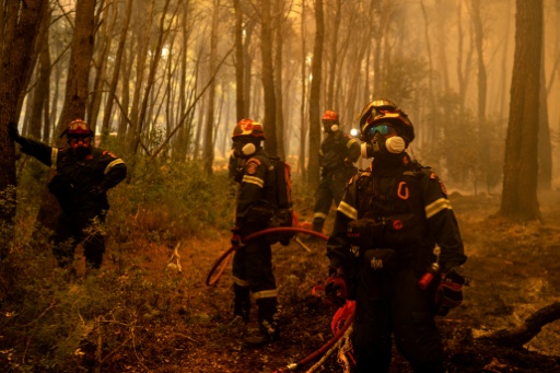 Bombeiros lutam para salvar complexo turístico na Grécia