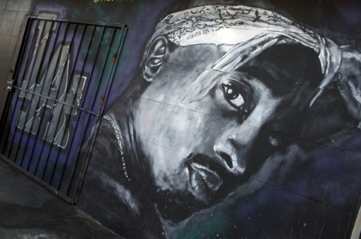 Um mural dedicado à memória de Tupac Shakur, em Los Angeles, em 26 de maio de 2016 — VALERIE MACON / AFP