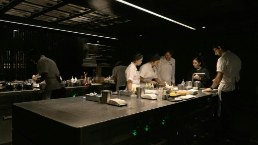 Chuva dita o cardápio de restaurante três estrelas Michelin em São Paulo