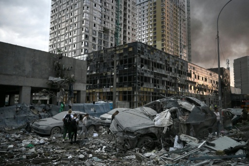 Des immeubles illuminés par une explosion à Kiev pendant une attaque russe, le 6 juillet 2026