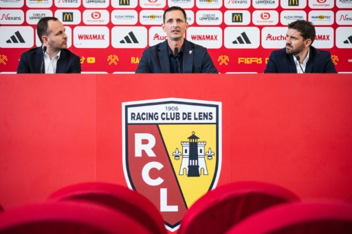 Dino Toppmöller (centro) en su conferencia de prensa de presentación como nuevo entrenador del Lens. En las instalaciones del club en Avion (cerca de Lens, norte de Francia), el 16 de junio de 2026 — Sameer Al-DOUMY / AFP