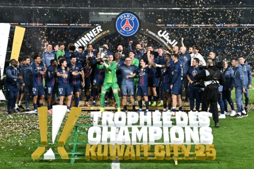 El arquero Lucas Chevalier sostiene el Trofeo de Campeones 2025 ganado por el PSG ante el Marsella el 8 de enero de 2026 en Kuwait City — YASSER AL-ZAYYAT / AFP