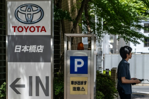 Weak yen helps auto giant Toyota raise forecasts