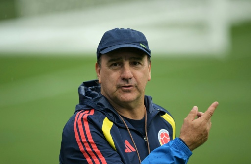 Néstor Lorenzo dirige un entrenamiento de Colombia en Kansas City el 4 de julio de 2026