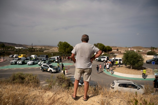 Des habitants attendent l'autorisation de pouvoir rentrer chez eux après l'incendie qui a tué 12 personnes dans le sud de l'Espagne, le 11 juillet 2026 à Bedar, dans la province d'Almeria, en Andalousie
