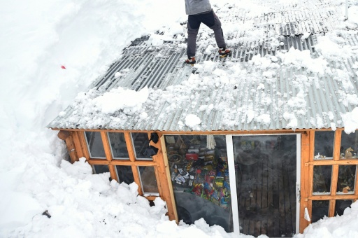 Border crossings shut as heavy snow coats Argentine Andes