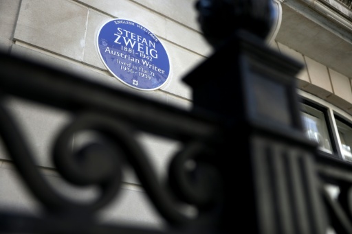 Una placa azul de English Heritage dedicada al escritor austriaco Stefan Zweig está instalada en el exterior de un apartamento de Hallam Street, en el centro de Londres, el 3 de agosto de 2026. El célebre escritor austriaco vivió en el apartamento número 71 del número 49 de Hallam Street durante tres años, hasta 1939, después de huir de su patria cuando el líder nazi Adolf Hitler comenzó su ascenso al poder. — Toby Shepheard / AFP