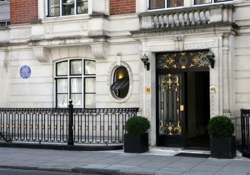 Una placa azul de English Heritage dedicada al escritor austriaco Stefan Zweig está instalada en el exterior de un apartamento de Hallam Street, en el centro de Londres, el 3 de agosto de 2026. El célebre escritor austriaco vivió en el apartamento número 71 del número 49 de Hallam Street durante tres años, hasta 1939, después de huir de su patria cuando el líder nazi Adolf Hitler inició su ascenso al poder. — Toby Shepheard / AFP