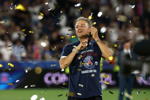O técnico Luis Enrique comemora o título da Supercopa Europeia do PSG após derrotar o Aston Villa na final em Salzburgo, na Áustria, em 12 de agosto de 2026. — FRANCK FIFE / AFP