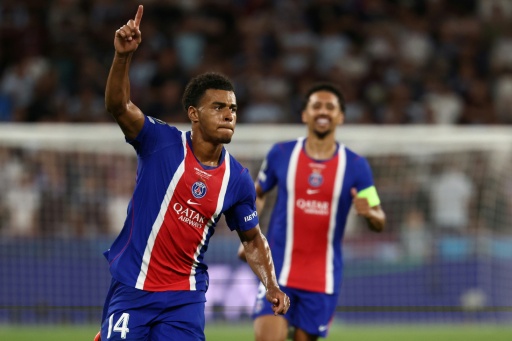 Désiré Doué (à esquerda) comemora seu gol na vitória do PSG sobre o Aston Villa. — FRANCK FIFE / AFP