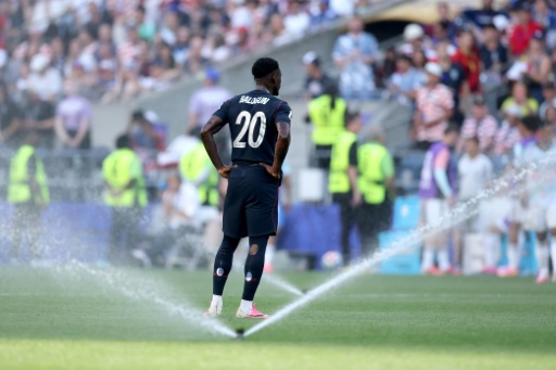 O americano Folarin Balogun durante uma pausa para hidratação na derrota para a Bélgica, em 6 de julho de 2026.