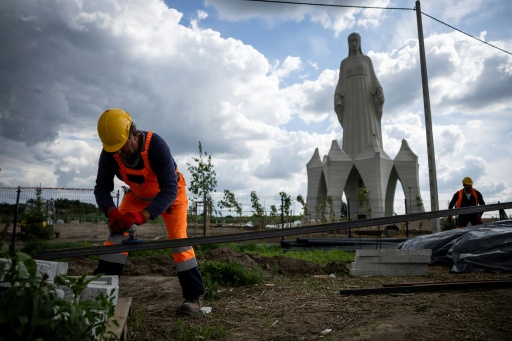 Un ouvrier travaille sur le chantier des travaux de finition de la statue de la Vierge Marie du village de Konotopie, plus grande statue mariale d'Europe, dans le centre de la Pologne, le 22 juillet 2026 — Wojtek RADWANSKI / AFP