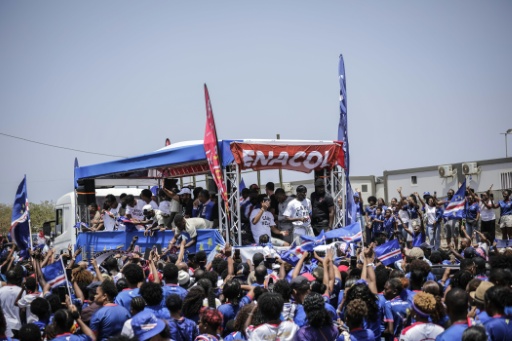 Jogadores da seleção de Cabo Verde foram recebidos com festa  na capital, Praia, ao retornarem após a campanha na Copa do Mundo de 2026 — Jose Correia / AFP