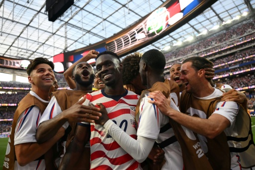 O atacante americano Folarin Balogun (C) comemora com os companheiros após marcar na vitória dos Estados Unidos sobre o Paraguai na fase de grupos da Copa do Mundo — Patrick T. Fallon / AFP