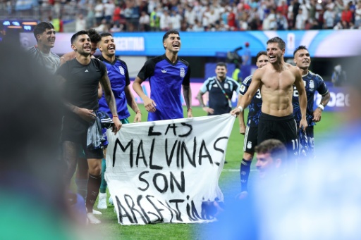 Jogadores da 'Albiceleste' exibem faixa com a frase "As Malvinas são argentinas" após vencerem a semifinal da Copa do Mundo contra a Inglaterra — Thomas COEX / AFP