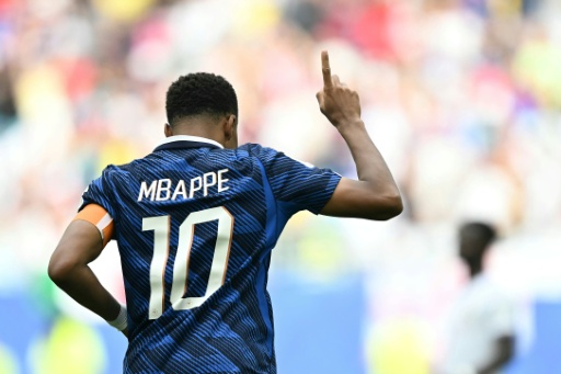 Kylian Mbappé comemora após marcar  contra a Inglaterra na disputa do terceiro lugar da Copa do Mundo — CHANDAN KHANNA / AFP