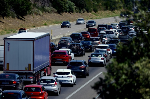 Pic de 708 km de bouchons sur les routes pour les départs en vacances