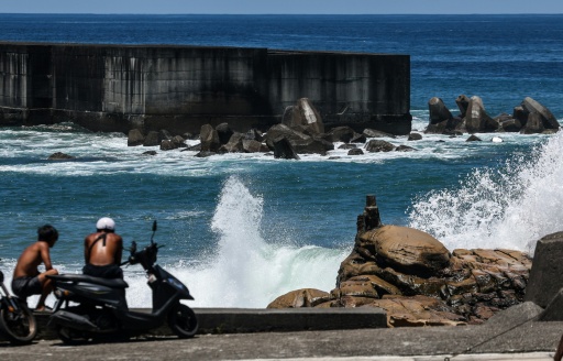 Des vagues s’écrasant contre une digue de Keelung, alors que le typhon Bavi approche de Taïwan,le 9 juillet 2026