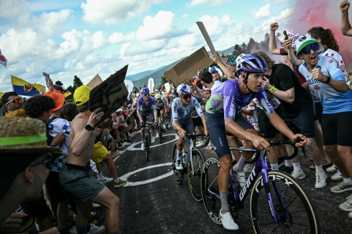 Tom Pidcock (centro) en la subida del Ballon d'Alsace en la 13ª etapa del Tour de Francia, el 17 de julio de 2026 — Loic VENANCE / AFP