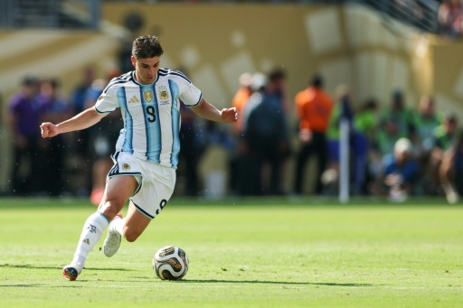 El delantero argentino Julián Álvarez conduce el balón en la final del Mundial 2026 frente a España en el estadio de Nueva York/New Jersey el 19 de julio de 2026 — Patricia de Melo Moreira / AFP