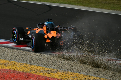 Oscar Piastri passa do limite da pista durante a classificação do GP da Hungria de F1 — Andrej ISAKOVIC / AFP