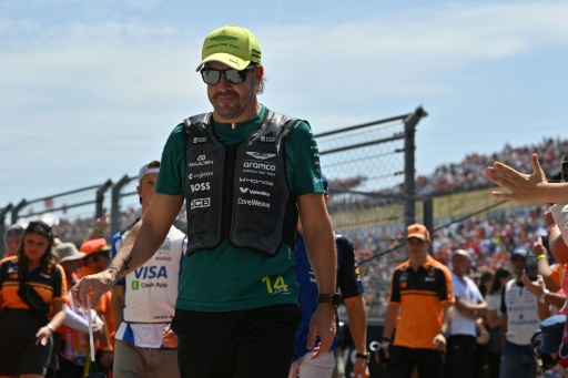 Fernando Alonso chega ao circuito de Hungaroring antes do GP da Hungria de F1 — Andrej ISAKOVIC / AFP