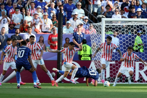 Le pénalty obtenu par le Français Désiré Doué lors du 8e de finale de l'équipe de France contre le Paraguay à la Coupe du monde au Philadelphia Stadium le 4 juillet 2026