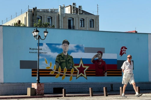 En Kerch, en la Crimea anexionada, un mural promueve un movimiento juvenil patriótico ruso, el 21 de julio de 2026 — Igor IVANKO / AFP
