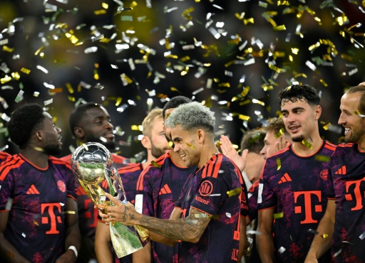 O colombiano Luis Díaz segura o troféu da Supercopa da Alemanha — INA FASSBENDER / AFP