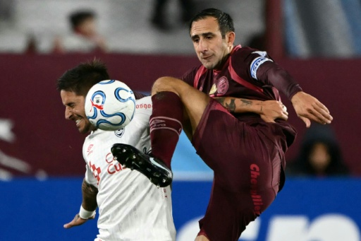 Alejandro Hohberg (izquierda), de Cienciano, y Carlos Izquierdoz, de Lanús, disputan el balón durante un partido de la Copa Sudamericana jugado el 22 de julio de 2026 en Lanús, provincia de Buenos Aires — Luis ROBAYO / AFP