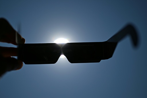 Corrida por óculos especiais marca preparação para eclipse solar na Europa