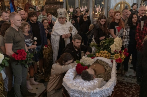 Allegados lloran cerca del ataúd de Oleksiy Yukov, en Kiev, el 8 de agosto de 2026 — Roman PILIPEY / AFP