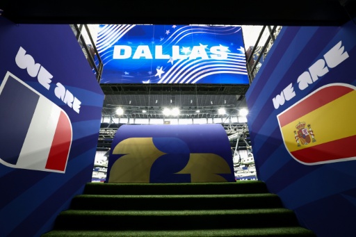Vista de la entrada del túnel del Estadio de Dallas, en Arlington, el 12 de julio de 2026, con las banderas de Francia y España, que disputarán la semifinal del Mundial