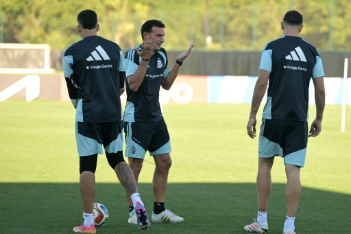El seleccionador de Argentina, Lionel Scaloni (C), habla con el portero Emiliano Martínez (D) durante una sesión de entrenamiento en el Sporting KC Training Centre de Kansas City, el 12 de julio de 2026, en el marco del Mundial
