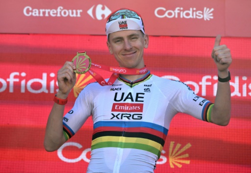 Tadej Pogacar sur la plus haute marche du podium après sa victoire dans la 4e étape de la Vuelta le 25 août 2026 à Andorre-la-Vieille — Ed JONES / AFP