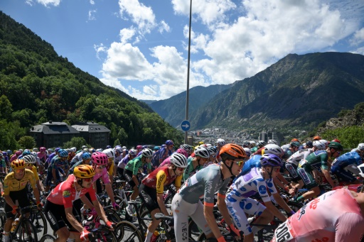 Le peloton de la Vuelta à l'assaut des Pyrénées le 25 août 2026 à Andorre-la-Vieille — Ed JONES / AFP